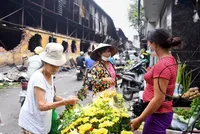 Sáng 30/8, cuộc sống của người dân quanh nhà kho bị cháy vẫn diễn ra bình thường. Ảnh: Giang Huy.