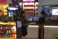 Phát miễn phí khẩu trang tại Sân bay Nội Bài