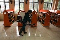 Phun thuốc khử trùng tại trường Tiểu học Hoàng Diệu, quận Ba Đình, Hà Nội, để phòng chống dịch bệnh viêm đường hô hấp cấp do chủng mới của virus corona. (Ảnh: TTXVN)