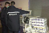 Cảnh sát khám nghiệm hiện trường cướp giấy vệ sinh sáng 17/2. Ảnh: IBTimes.