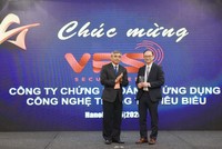 Dại diện của VPS nhận giải thưởng “Công ty chứng khoán có ứng dụng Công nghệ thông tin tiêu biểu" từ Ban Tổ chức