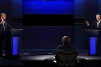 Ông Trump (trái) tranh luận với ông Biden (phải). Ảnh: AP.