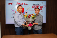 Nhà đầu tư Nguyễn Xuân Hòa (bên phải) nhận giải Nhất “Tìm kiếm chuyên gia tài năng” do VPS tổ chức