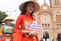 Ngắm những tà áo dài truyền cảm hứng trên đường phố Sài Gòn