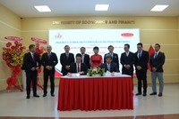 Ông Ngô Việt Phương, Phó tổng giám đốc Phát triển Kinh doanh Dai-ichi Life Việt Nam (trái) và ông Nguyễn Thanh Giang, Hiệu trưởng UEF (phải), ký kết hợp tác với sự chứng kiến của ông Lê Thắng Lợi, Phó giám đốc Trung tâm Phát triển Giáo dục phía Nam, Bộ Giáo dục và Đào tạo (hàng sau, thứ tư từ trái qua).