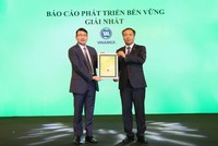 Đại diện Vinamilk nhận giải Nhất cho hạng mục Báo cáo Phát triển bền vững từ ông Lê Trọng Minh, Tổng biên tập Báo Đầu tư, đồng Trưởng ban tổ chức Chương trình Bình chọn Doanh nghiệp niêm yết 2020. Năm nay Vinamilk đạt giải cao cả 3 hạng mục: Báo cáo thường niên, quản trị công ty và Báo cáo Phát triển bền vững