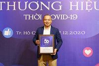 CEO Thế Giới Di Động - Ông Đoàn Văn Hiểu Em đại diện công ty nhận giải thưởng Top 50 Thương hiệu dẫn đầu năm 2020.