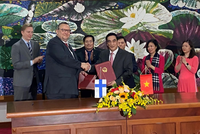 Đại sứ Phần Lan và Thứ trưởng Bộ Tài chính Trần Xuân Hà được Chính phủ hai nước ủy quyền ký Hiệp định.