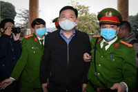 Ông Đinh La Thăng bị dẫn giải đến tòa. Ảnh: zing.