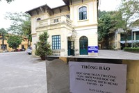 Trường THPT Phan Đình Phùng thông báo cho học sinh nghỉ học để phòng chống dịch. (Ảnh: Thành Đạt/TTXVN)