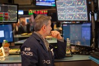 Giao dịch chứng khoán khối ngoại tuần 4-8/3: Gom cổ phiếu chứng khoán, vẫn bán ròng gần 650 tỷ đồng