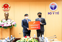 Trưởng đại diện SK Vietnam trao khoản tài trợ 1 triệu USD cho Bộ trưởng Bộ Y tế