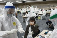 Covid-19 bùng phát trong các khu công nghiệp đã ảnh hưởng tiêu cực tới lĩnh vực sản xuất của Việt Nam trong tháng 6 (Ảnh minh họa: VOV)