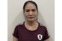 Bắt nữ chuyên viên cấp thẻ "luồng xanh" trái phép 