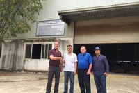 Ông Nguyễn Trí Thiện làm việc với đối tác Mỹ tại nhà máy