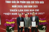 Ông Lê Quốc Minh, Ủy viên Trung ương Đảng, Chủ tịch Hội Nhà báo Việt Nam (đứng giữa) chúc mừng Báo Đầu tư đoạt giải A và giải B Bìa báo Tết ấn tượng. Trong ảnh: ông Lê Trọng Minh, Tổng biên tập Báo Đầu tư (bìa phải) và ông Bùi Đức Hải, Phó tổng biên tập thường trực Báo Đầu tư (bìa trái).