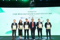 Ông Đặng Thanh Sơn (thứ 3 từ trái sang), Phó giám đốc đại diện TCL nhận giải Top 5 Quản trị công ty nhóm vốn hóa nhỏ Cuộc bình chọn Doanh nghiệp niêm yết 2020