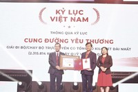 Ông Dương Duy Lâm Viên - Tổng thư ký Trung ương Hội Kỷ lục gia Việt Nam, Giám đốc Điều hành Tổ chức Kỷ lục Việt Nam VietKings, trao Chứng nhận xác lập Kỷ lục Việt Nam cho ông Trần Đình Quân (giữa), Chủ tịch kiêm Tổng giám đốc Dai-ichi Life Việt Nam.