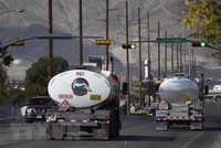Xe chở xăng dầu gần nhà máy lọc dầu ở El Paso, Texas, Mỹ.