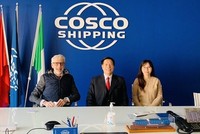 Tham tán Thương mại Việt Nam tại Italy làm việc với hãng tàu COSCO tại cảng Genoa.