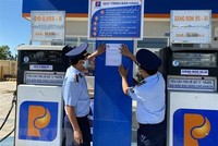 Lực lượng quản lý thị trường tỉnh Ninh Thuận dán thông báo đường dây nóng tiếp nhận thông tin phản ánh hành vi vi phạm trong hoạt động kinh doanh xăng dầu. 