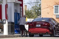 Giá xăng tăng cao ảnh hưởng tiêu cực tới nền kinh tế Mỹ