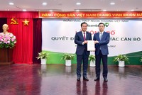 Ông Phạm Quang Dũng, Chủ tịch HĐQT Vietcombank (bên phải) trao quyết định bổ nhiệm cho ông Nguyễn Việt Cường, tân Phó tổng giám đốc Vietcombank