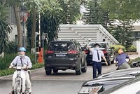 Sáng 7/6, lực lượng chức năng tới nhà riêng Bộ trưởng Bộ Y tế Nguyễn Thanh Long làm nhiệm vụ. (Ảnh: Phạm Kiên/TTXVN)