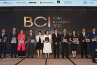 Bà Nguyễn Thị Hạnh - Tổng giám đốc Flamingo Group (thứ 3 từ trái qua) cùng đại diện các đơn vị thắng giải trên sân khấu BCI Asia Awards 2022