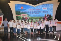 Đại diện Báo Đầu tư cùng Quỹ Khuyến học Việt Nam trao học bổng tại Chương trình