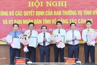 Chủ tịch HĐND tỉnh Thái Bình Nguyễn Tiến Thành và Chủ tịch UBND tỉnh Nguyễn Khắc Thận trao quyết định, tặng hoa các đồng chí được bổ nhiệm, điều động