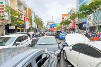 Nhiều ô tô bị ngập nước, chết máy nằm trên đường phố Đà Nẵng sau trận mưa lịch sử. Ảnh: Internet