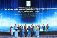 Thủ tướng Chính phủ trao biểu trưng Thương hiệu quốc gia Việt Nam 2022 cho sản phẩm bảo hiểm nhân thọ Bảo Việt và sản phẩm bảo hiểm sức khỏe Bảo Việt.
