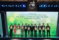 Ông Nguyễn Sơn, Chủ tịch Trung tâm Lưu ký (VSD) trao giải cho Top 10 Báo cáo thường niên tốt nhất năm 2022 nhóm vốn hóa vừa. Ảnh: Lê Toàn