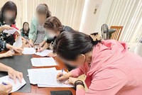 Các trái chủ của BNP Global đồng loạt ký vào đơn kêu cứu (lần 5) gửi Ngân hàng Nhà nước, đề nghị chỉ đạo Ban kiểm soát đặc biệt SCB giải chấp tài sản đảm bảo cho trái phiếu của BNP (Ảnh chuụp chiều 6/4/2023: M.Minh).