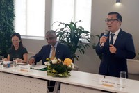 Ông Sachin N.Shah (giữa), Chủ tịch HĐTV Manulife Việt NamManulife và ông Tôn Thất Anh Vũ, Giám đốc Nhân sự của Manulife Việt Nam (phát biểu) tại cuộc họp báo ngày 26/4