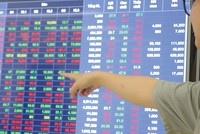 Dòng tiền đầu cơ nhập cuộc đã giúp một số cổ phiếu bất động sản tăng gần 100% trong 1 tháng qua.