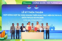 Lãnh đạo Petrovietnam, PVFCCo và PVChem chứng kiến lễ ký hợp đồng.