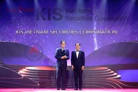 CEO KIS Vietnam (phải) nhận giải thưởng Best ETF Market Maker Vietnam 2023