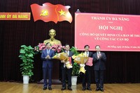 Lãnh đạo thành phố Đà Nẵng trao quyết định, tặng hoa chúc mừng cho ông Trần Phước Sơn và ông Trần Thắng Lợi.
