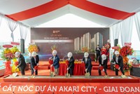 Các đại biểu thực hiện nghi thức cất nóc Akari City giai đoạn 2