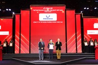 Đại diện Tập đoàn Phenikaa nhận chứng nhận Top 500 Doanh nghiệp lớn nhất Việt Nam
