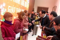 Ông Đặng Tuấn Khánh, Ủy viên Ban Biên tập Báo Đầu tư tặng quà cho người dân