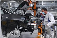 Công nhân làm việc tại một nhà máy của hãng ôtô Volkswagen. (Ảnh: AFP/TTXVN)