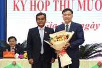 Bí thư Tỉnh ủy Gia Lai Hồ Văn Niên tặng hoa chúc mừng ông Nguyễn Tuấn Anh.