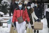 Người dân mua sắm tại Vancouver, tỉnh British Columbia của Canada. Ảnh tư liệu: THX/TTXVN