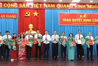 Phó Bí thư Thường trực Tỉnh ủy, Chủ tịch HĐND tỉnh An Giang Lê Văn Nưng và Phó Chủ tịch UBND tỉnh An Giang Lê Văn Phước trao quyết định, tặng hoa chúc mừng các cán bộ được điều động, bổ nhiệm. Ảnh_ angian