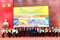 Phó Thủ tướng Trần Lưu Quang cùng lãnh đạo tỉnh Hậu Giang chúc mừng các nhà đầu tư, doanh nghiệp được trao giấy chứng nhận đăng ký đầu tư, biên bản ghi nhớ đầu tư... tại Hội nghị công bố Quy hoạch tỉnh Hậu Giang