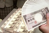 Đồng yên trượt giá 0,3% xuống mức 151,97 JPY đổi 1 USD trong giao dịch ngày 27/3 tại Tokyo. Ảnh: AFP