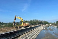 Dự án kè Tam Hải vẫn còn ngổn ngang sau nhiều năm thi công.